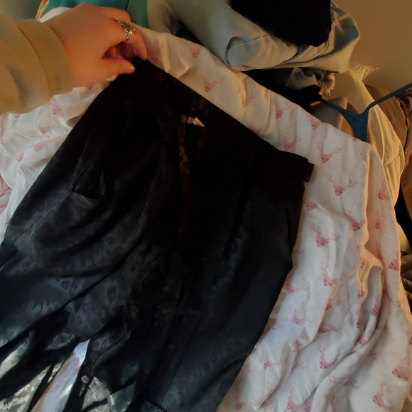 Lepard print silk pants from francescas boutique - Picture 2 of 4